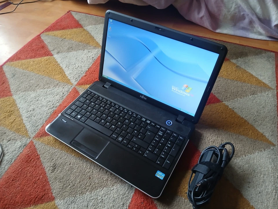 SERIOUSLY FAST Core i3 Fujitsu Windows XP  Laptop--HDMi +500GB HD + 4GB RAM (F1) - Image 3 of 4