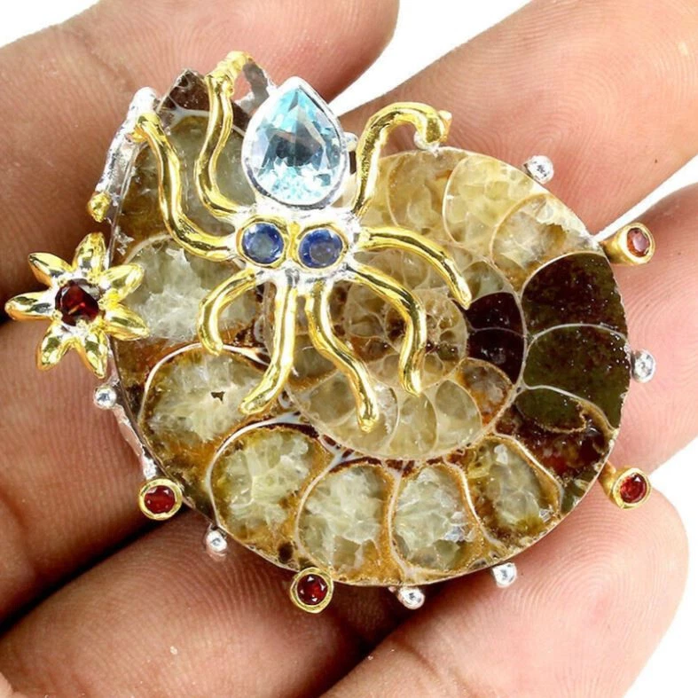 Calamar fósil de amonita con gemas de cianita en colgante de plata de ley Foto 2 de 3