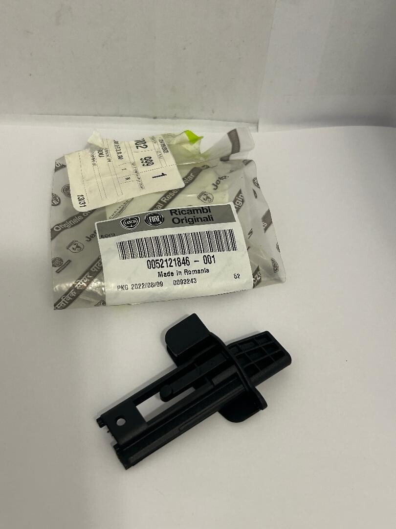 GENUINE FIAT TIPO 2015 ONWARDS REAR PARCEL SHELF RETAINING CLIP RH