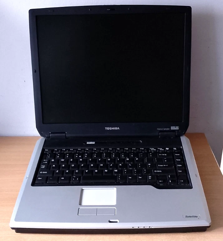 Vintage Toshiba Satellite SA40 Laptop - 512MB Ram -  40GB HD - DVD/CDRW - Image 2 of 4