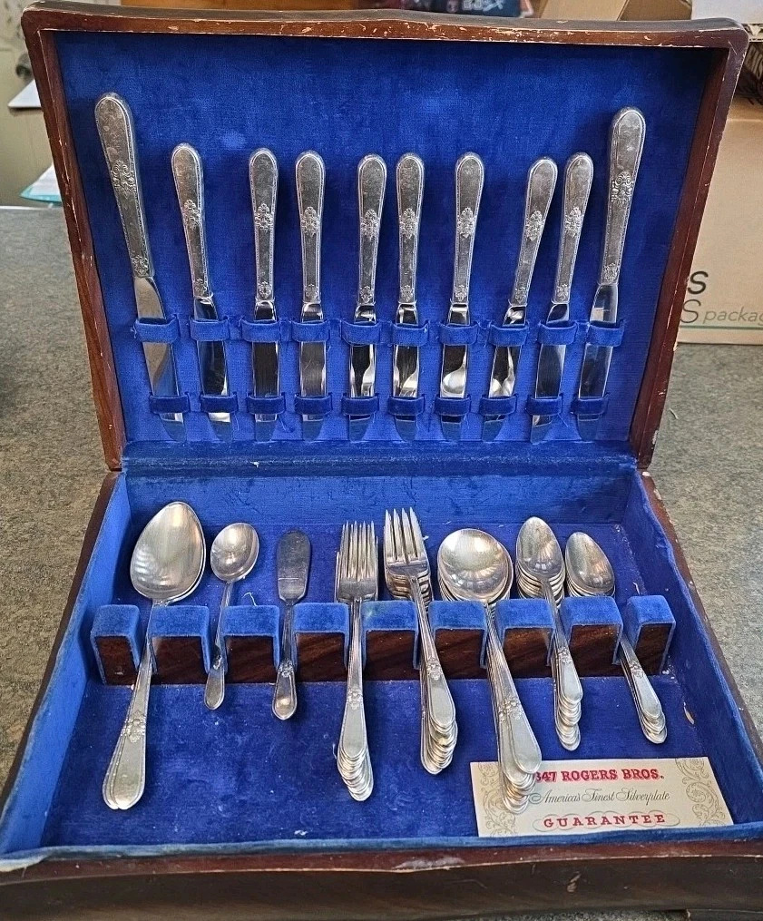 1847 ROGERS BROS IS ADORATION 55 PIECES IN ORIGINAL CHEST