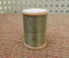 1 Wood Spool CLARK'S Extra Strong Thread Button and Carpet Green - Unused