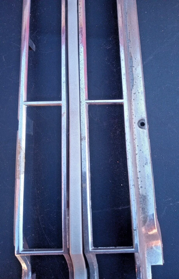 1975 Pontiac Grand Ville Passenger side rear tail light bezel LOC-168 - Imagem 4 de 4