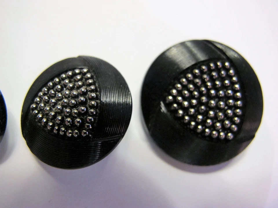 4 GLASS BUTTONS - black & silver. Round shank. Gradual 2.2 cm to 1 cm. Vintage. - Image 4 of 4