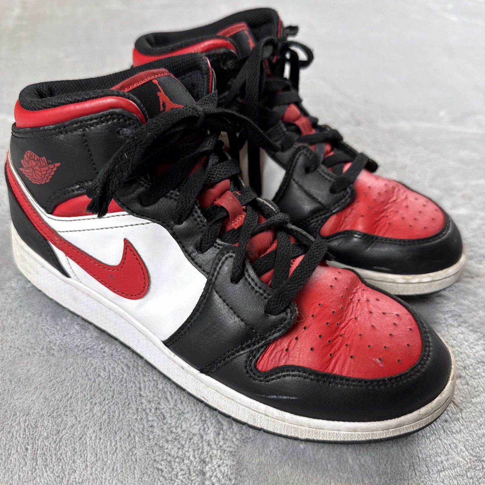 Scarpe da basket Nike Air Jordan 1 Mid bambino 7 anni nero rosso bianco 554725 079