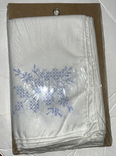 Tovaglioli Bucilla Edizione Speciale Nastro Blu Nuovi con etichette #63150 Set di 4 Ricami Floreali - Foto 3 di 5