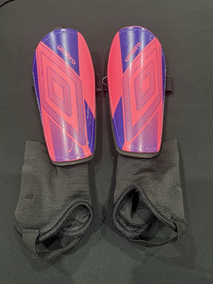 Umbro Arturo Pink Blue Junior Size Small. Shin Guards (3' 11'' - 4' 7'')
