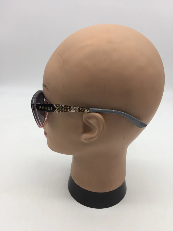 Женские дизайнерские солнцезащитные очки Fendi в прозрачной фиолетовой/розовой оправе 55-18-143 с серыми линзами - Изображение 4 из 4