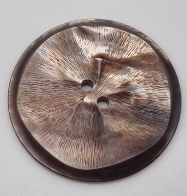 Grau-brauner Perlmutt 2-Loch-Knopf 28-38 mm Ziseliert / Mother-of-Pearl MOP E77