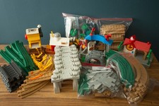 Fisher Price GeoTrax Lot Tracks Beige Signs Risers Buildings Trees 87 Total pc