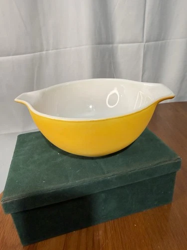 Vintage PYREX  Cinderella Mixing Bowl 442 1 1/2 Qt. USA