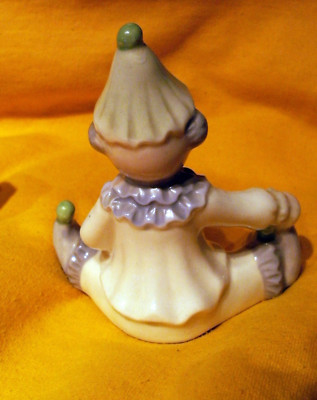 joli petit bibelot faience clown bon etat - personnage assis