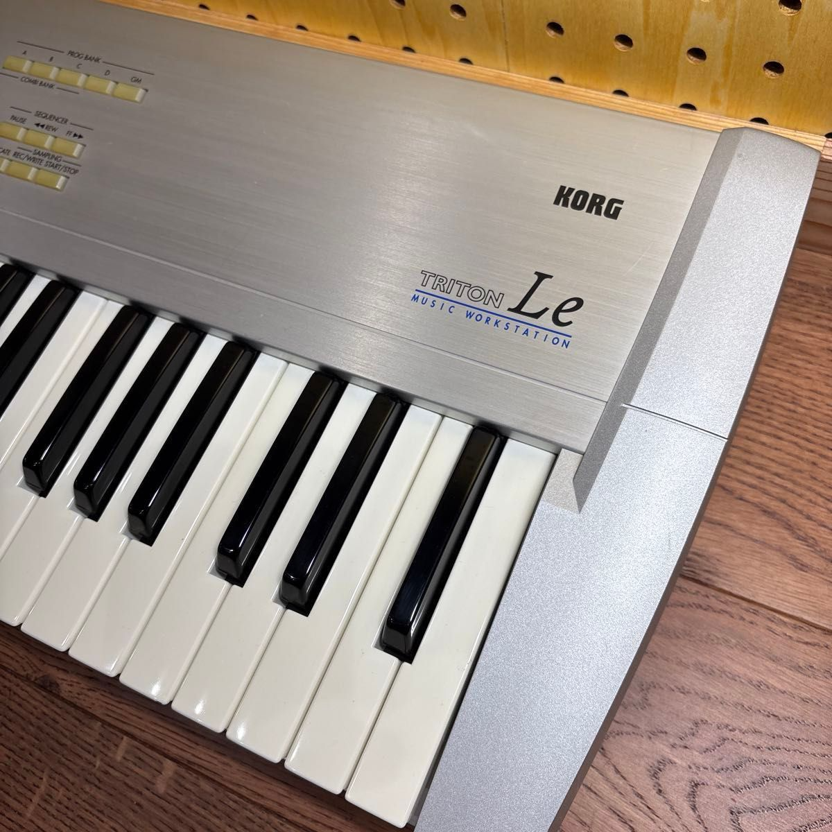 KORG TRITON Le 76-key Music Workstation Synthesizer w/ power