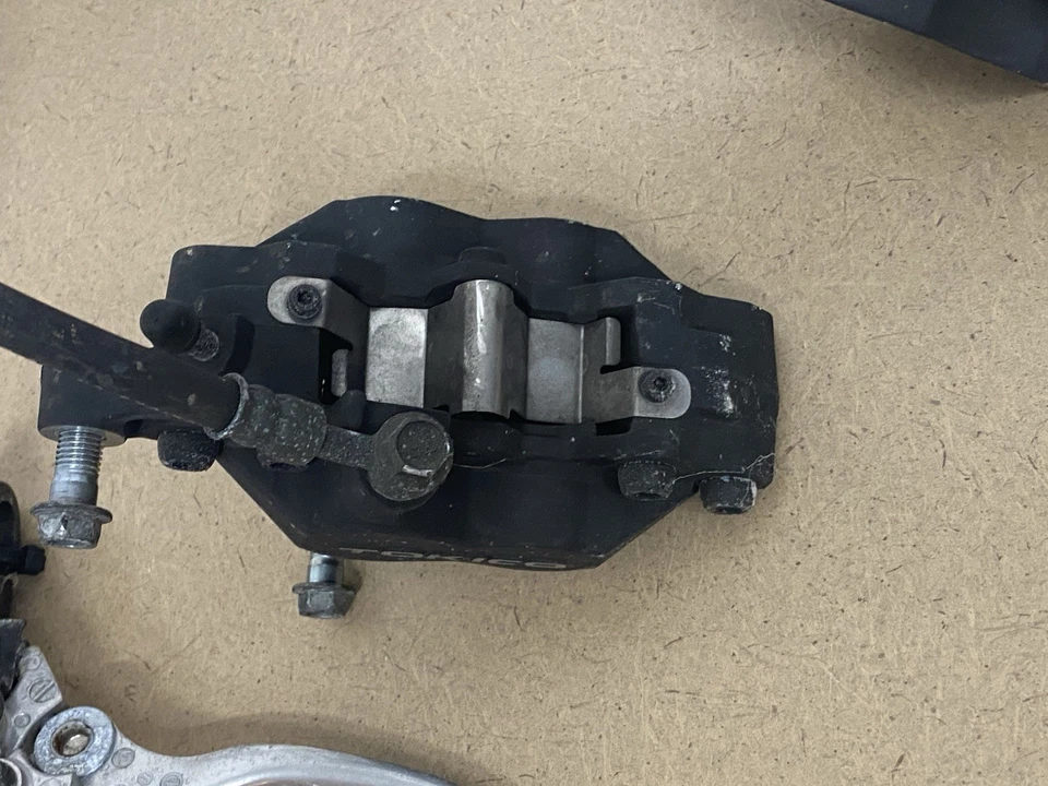 Pinza de freno delantera izquierda y derecha Suzuki GSXR 600 1996-2000 con cilindro maestro Foto 3 de 4