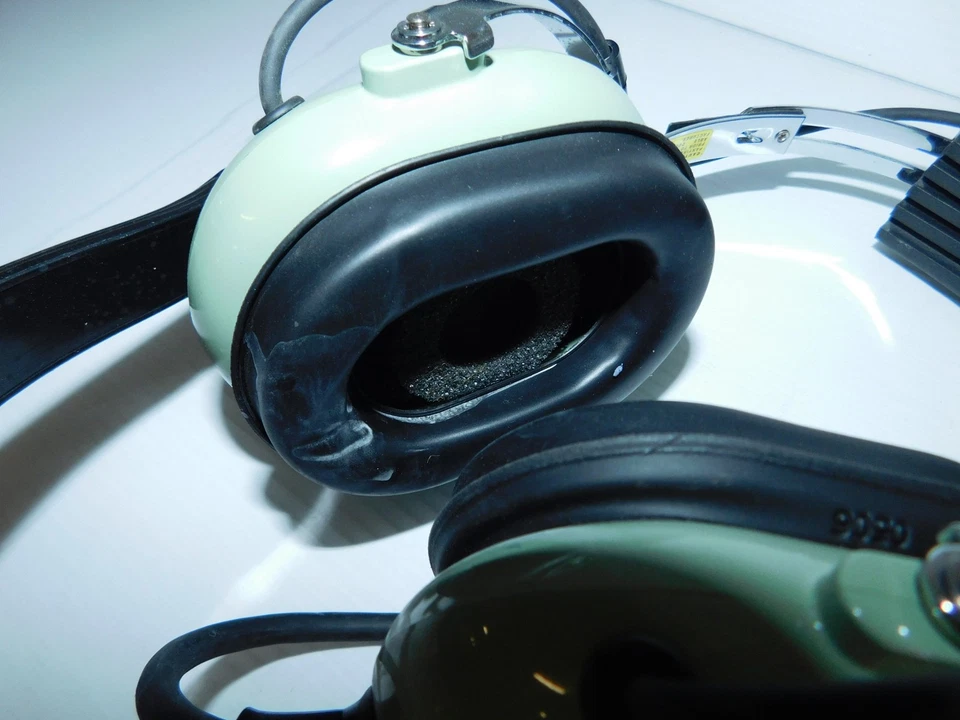 DAVID CLARK 12511G-01 MODEL H5030 AVIATION HEADSET, PILOT CO-PILOT (CWW48) - image 3 of 4