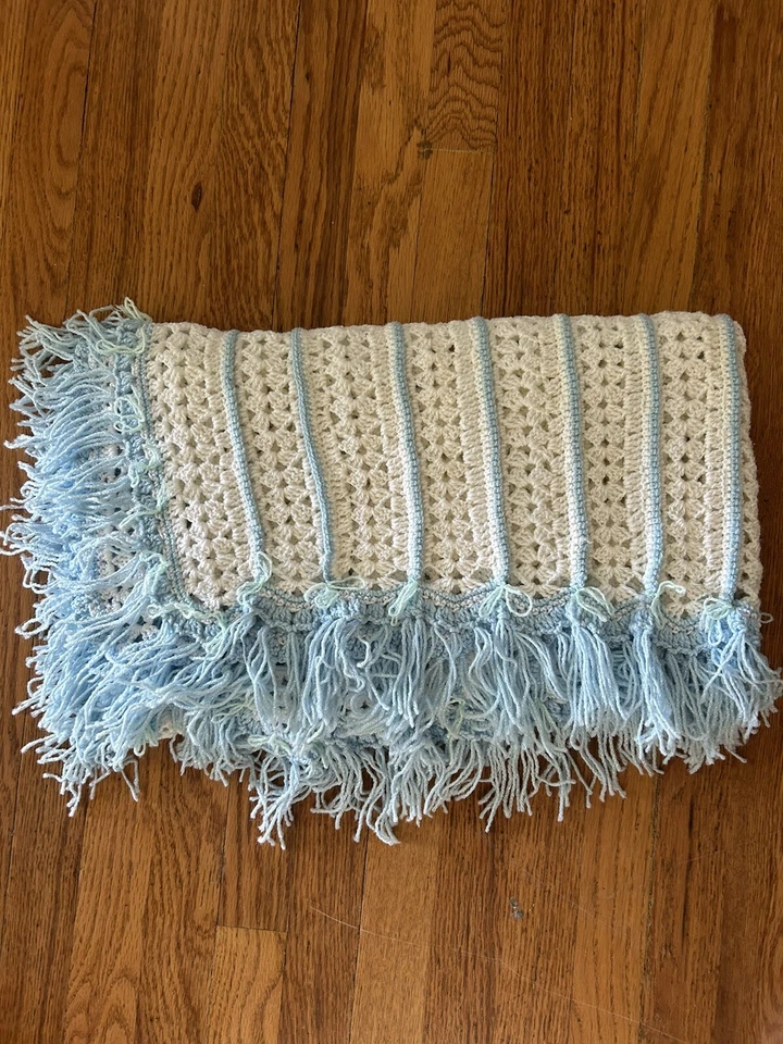 Manta de cuna o tiro hecho a mano para bebé niño tejido a ganchillo en azul/blanco 36”x38” Foto 3 de 4