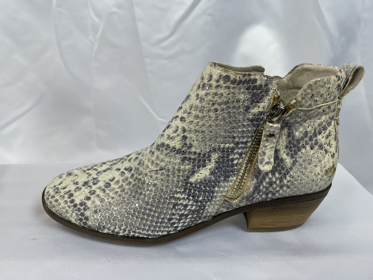 ワン VINCE CAMUTO TRICERA GRAY SNAKE BOOTS WOMEN SHOES SIZE 6M | eBay