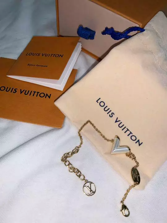 Pre-owned Louis Vuitton Essential V Bracelet In Silver