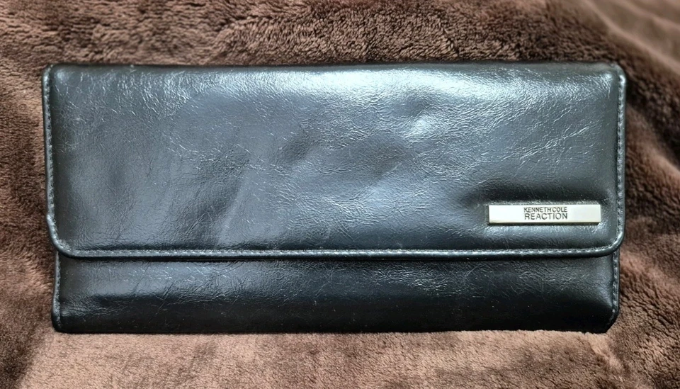 Kenneth Cole Reaction Trifold Wallet Clutch Faux Patent Leather Magnet Closure - Image 4 of 4