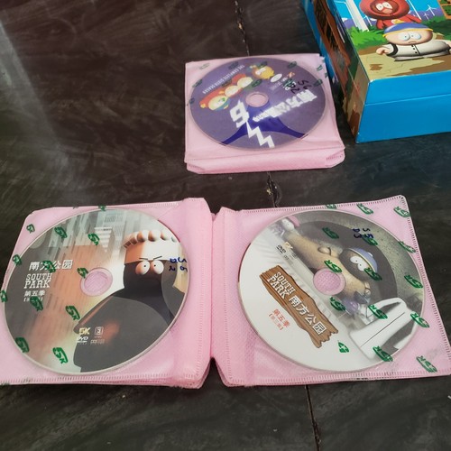 South Park Chinese Version Canadian Filth Parody DVD Movie Set RARE - Foto 18 di 22