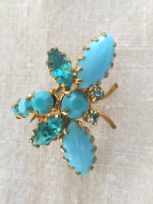 VINTAGE BROSCHE AUS VERGOLDETEM METALL UND BLAUEN SCHMETTERLINGSFÖRMIGEN KRISTALLEN