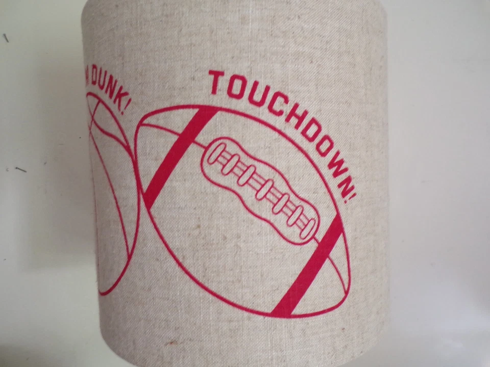 Abajur de mesa de linho bege capa dura abajur de tambor design temático esportivo - Imagem 3 de 4