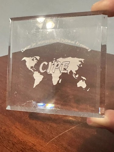 CIPE Zentrum für internationale politische Ökonomie Briefbeschwerer 3x3" Acryl * MÄNGEL - Bild 9 von 21