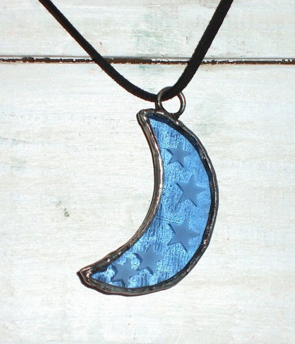 Handgefertigte hellblau gelötete Buntglas Mond Halskette im Geschenkbeutel - Bild 2 von 2