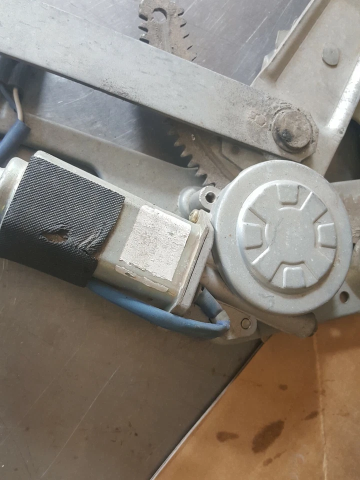 ISUZU 2001 NPR Right Passenger Front Door Regulator Used with motor - Image 2 of 4