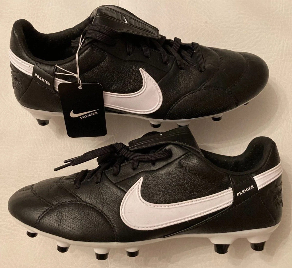 Women's nike soccer cleats black and white Clearance
