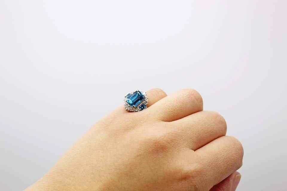Cuenta con un anillo hecho a mano azul intenso vibrante de 6,53 quilates de circón y circonita cúbica de corte brillante Foto 4 de 4