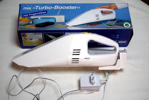 Mia Akku-Staubsauger mit Ladegerät und Wandhalterung