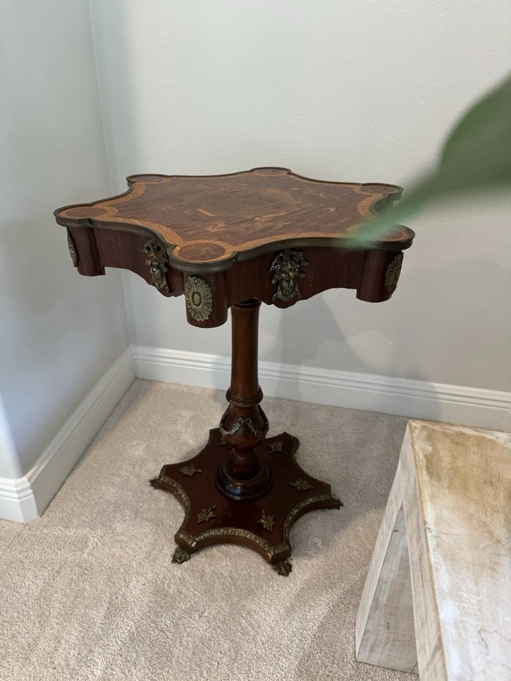 Mesa auxiliar francesa de marquetería Luis XVI diseño de ráfaga de sol con patas de garra de latón Foto 2 de 4