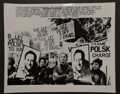 Valery & Galina Panov protest at Russian Embassy Press Photograph 10x8 b/w 1974
