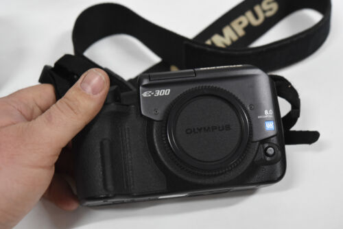 Olympus EVOLT E-300 8MP Digital SLR Camera with 14-45mm & 40-150mm Len's - Picture 3 of 23