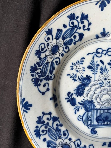 Ancienne assiette florale émaillée en étain style Delft Kraak hollandais XVIIIe - Photo 8 sur 10