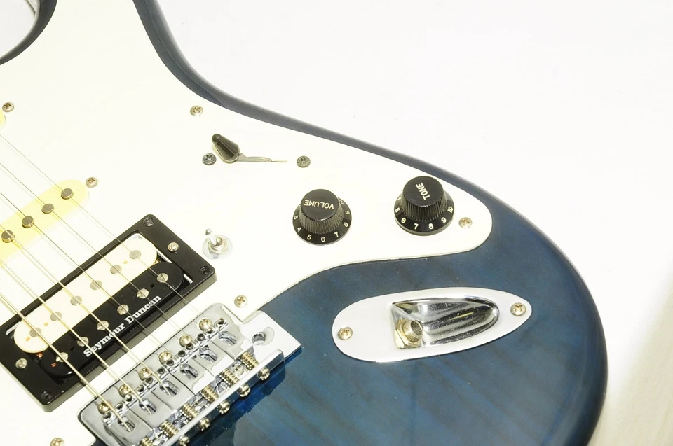 Bonne guitare électrique Fender Japan Stratocaster N Serial bleu foncé réf.5501 - Photo 4/4