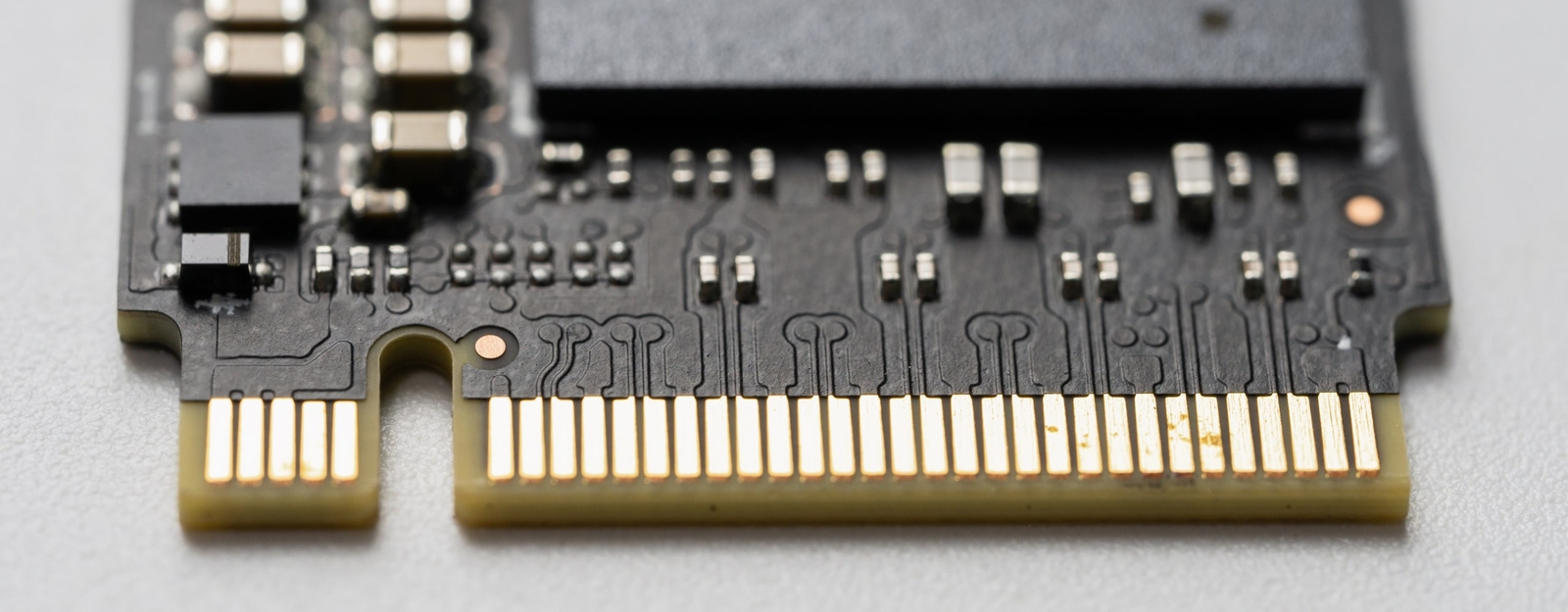 Nahaufnahme von den Steckmodulen einer SSD