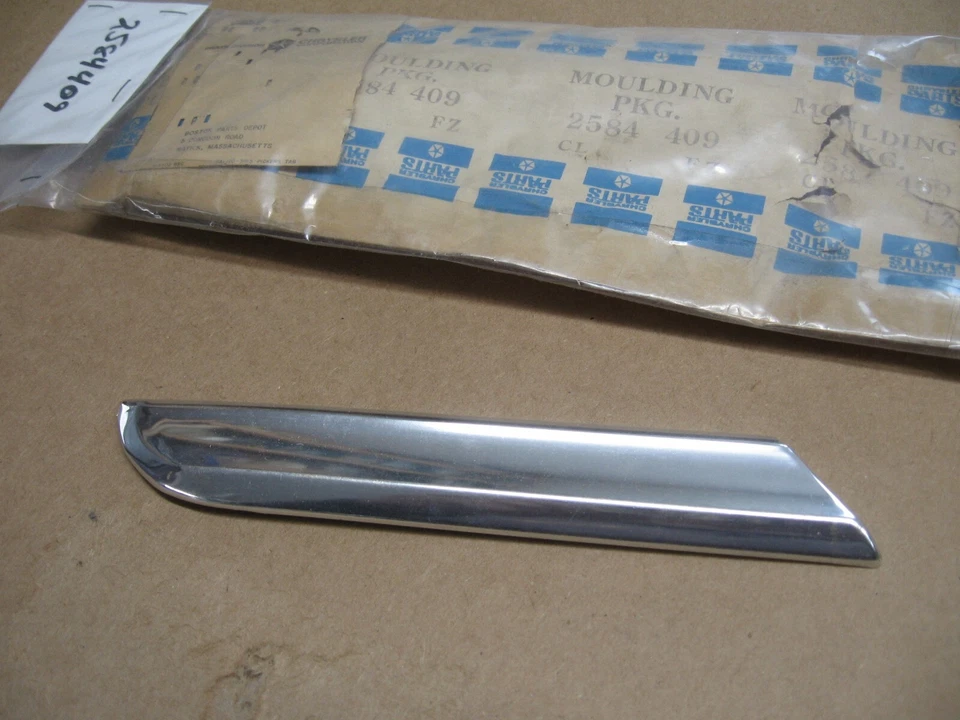 Nuevo de Lote Antiguo Mopar 1965 Plymouth Fury II Cuarto Izquierdo Panel Moldura Trasera con Clips 2584409 Foto 2 de 3