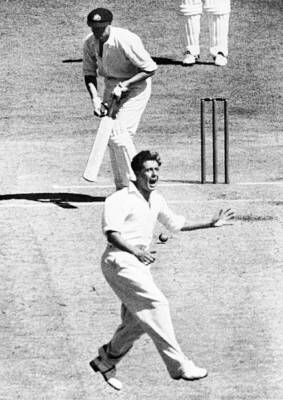 England's Trevor Bailey Lbw Against Australia's Keith Miller 1950 OLD PHOTO