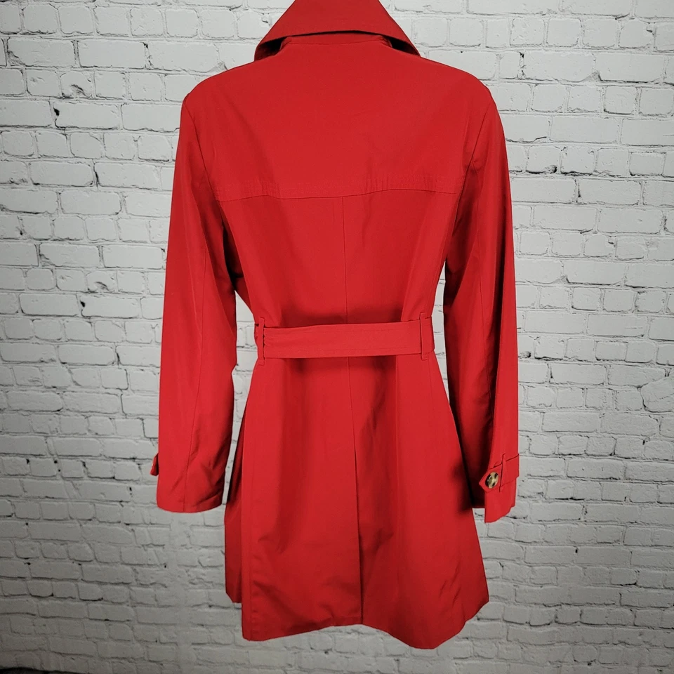 Casaco de chuva leve London Fog vermelho peito duplo com cinto abotoado pequeno P - Imagem 2 de 4