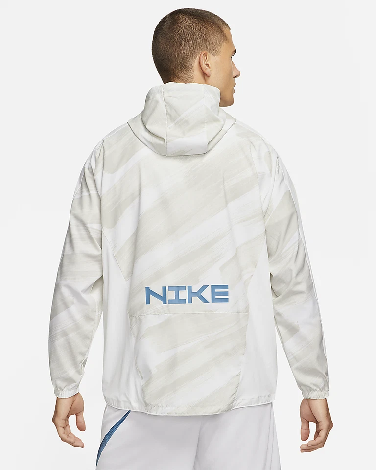 Chaqueta con Capucha de Entrenamiento Nike Para Hombre Tejida 1/2 Cremallera, Mediana, Precio de Venta sugerido por el fabricante $90 Foto 2 de 4