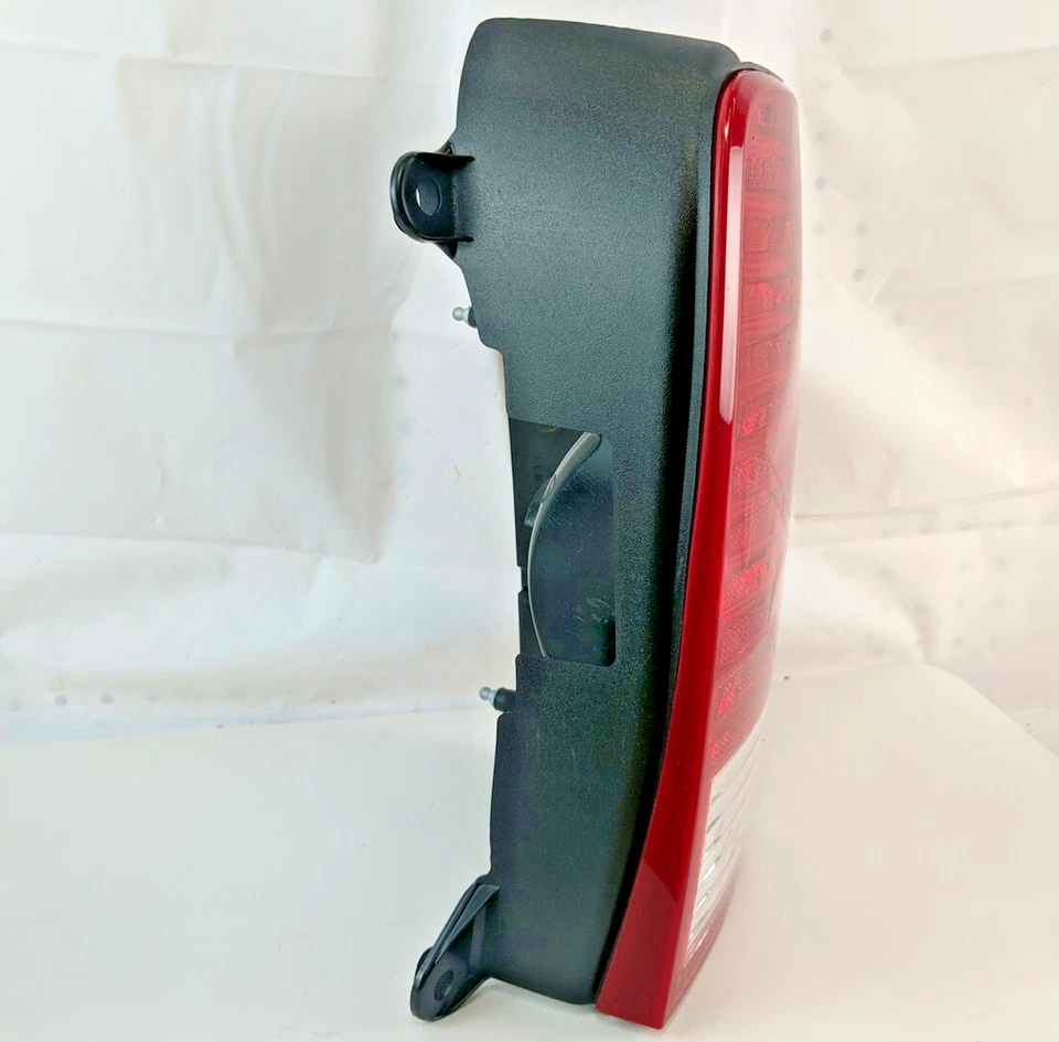 Lanterna traseira Depo 3331949RUS compatível com 2007-2009 Chrysler Aspen destro substitui 68001316AA - Imagem 3 de 4