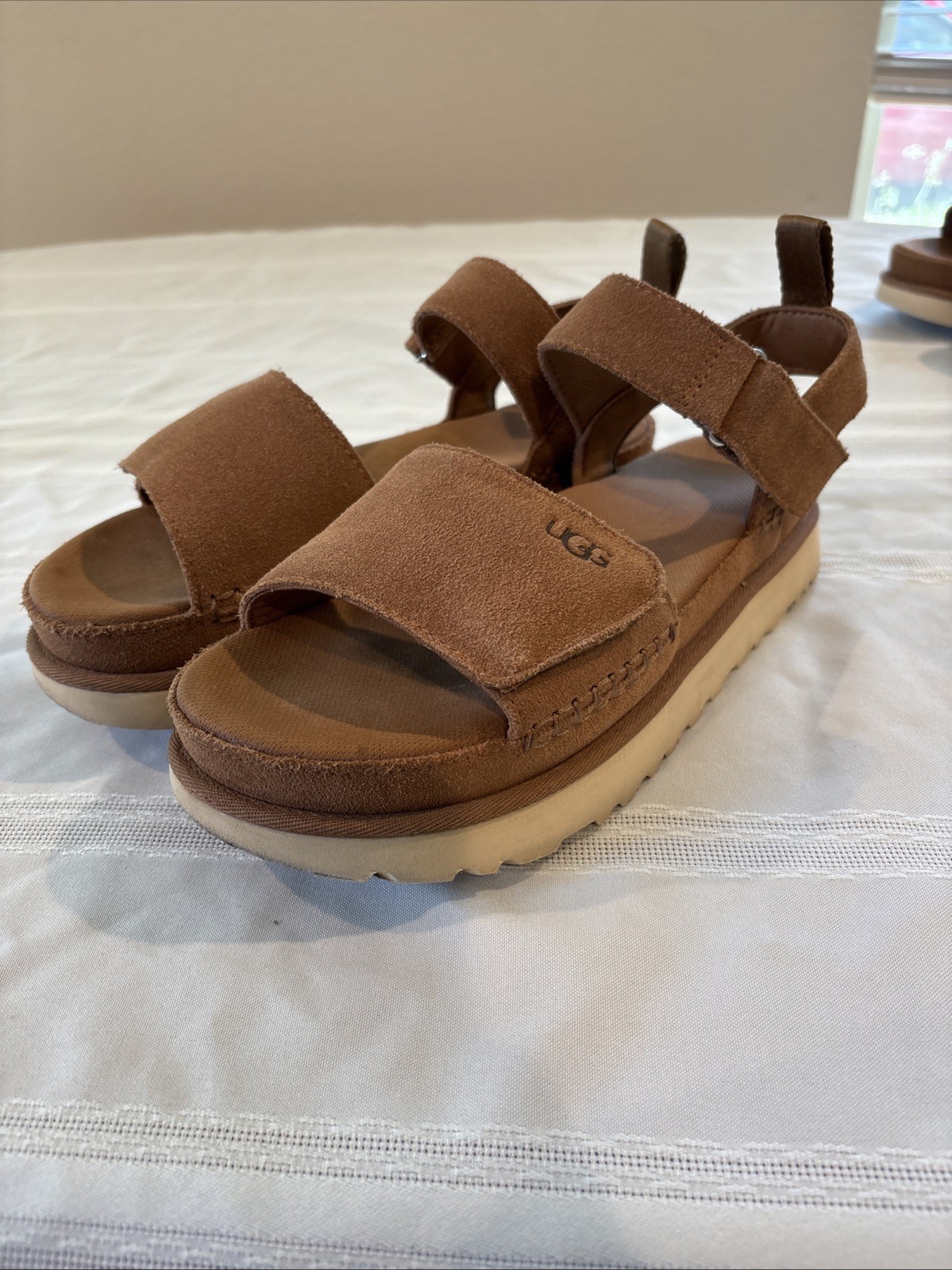 UGG Goldenstar Platform Sandals Women’s  Size 9.5 Chestnut