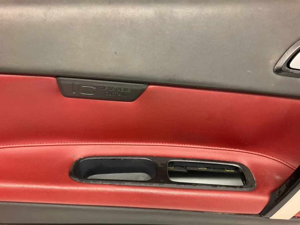 06-13 Volvo C70 Left Front Door Trim Panel 5884 Black/Red Pepper 39811208 - Image 3 of 4