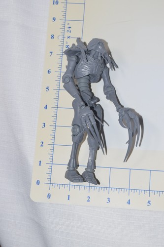 McFarlane Toys Warhammer 40,000 Necron Flayed One 7" Action Figure - Picture 8 of 9