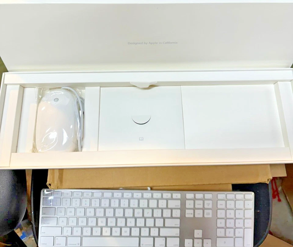 Apple A1243 Wired USB Keyboard & A1152 Mighty Mouse Box Set Sealed - Image 2 of 4