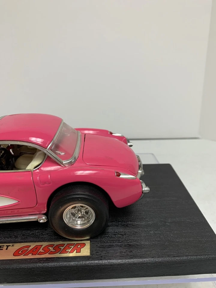Carro de metal fundido Road Legends 1957 Chevrolet Pink Corvette Gasser 1:18 - Imagem 3 de 4