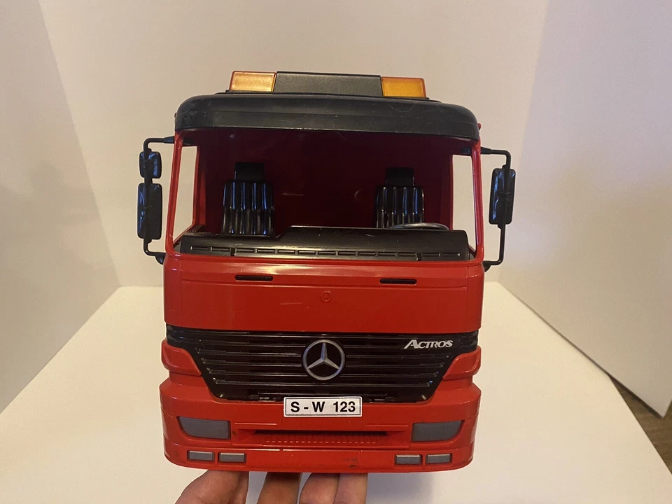 Grúa Bruder 4143 con vehículo de campo traviesa Foto 3 de 4