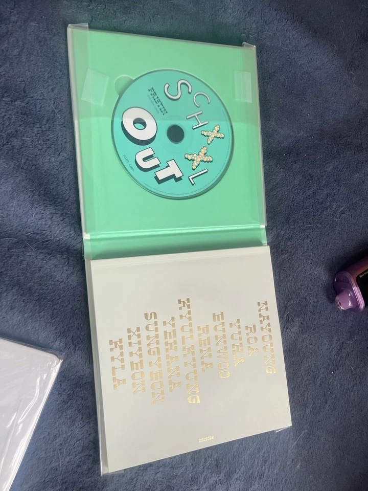 Pristin-[Schxxl Out]2nd Mini Album Out Ver CD+Book Foto 3 de 3